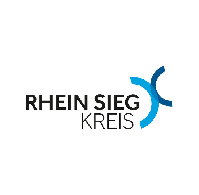 Modernes, schlichtes Logo der Gebietskörperschaft Rhein-Sieg-Kreis mit zwei blauen, voneinander weg zeigenden Halbkreisen.