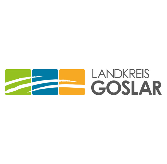Logo des Landkreises Goslar, bestehend aus drei verschiedenfarbigen, nebeneinanderstehenden Quadraten.