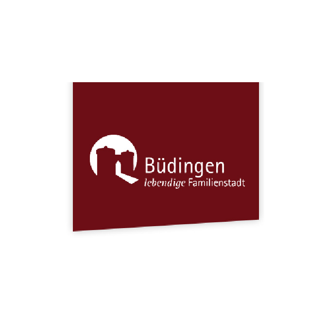 Logo der Stadt Büdingen mit den Umrissen einer Burg und dem Schriftzug „lebendige Familienstadt“.