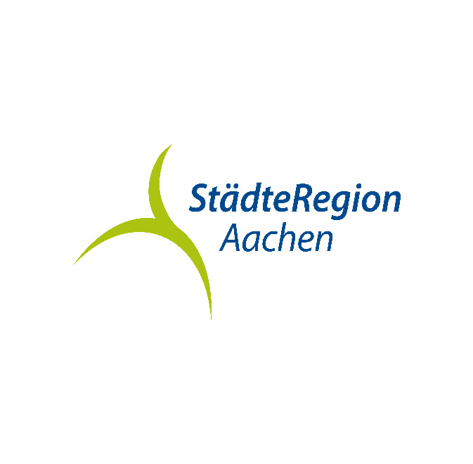 Logo der StädteRegion Aachen mit einem grünen Symbol aus zwei Halbkreisen, das die geografische Lage im Dreiländereck Deutschland Belgien, und Niederlande symbolisiert.