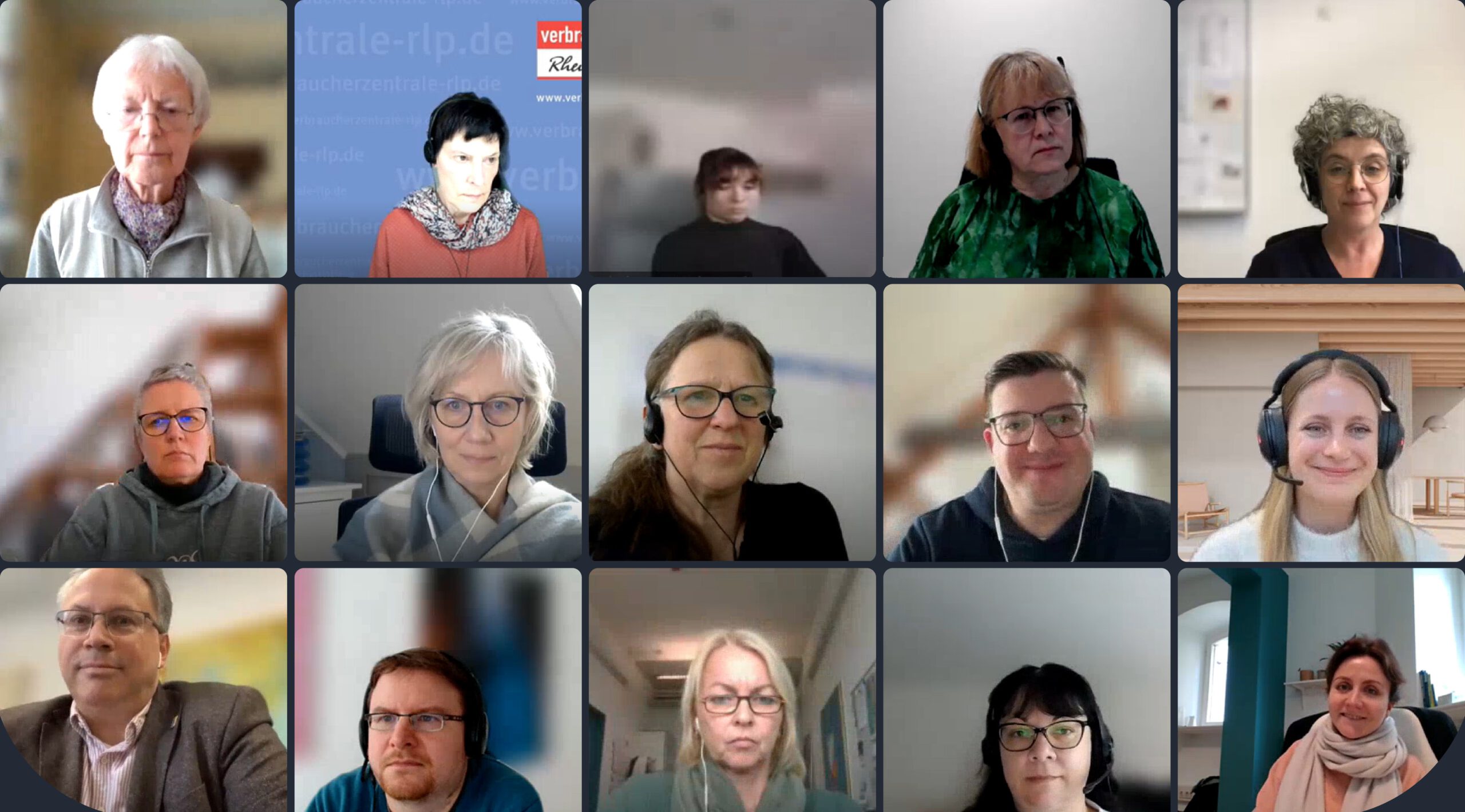 Screenshot einer Videokonferenz mit 15 Teilnehmer:innen in einem Rasterformat. Die meisten Personen tragen Kopfhörer oder Headsets, schauen aufmerksam in die Kamera oder zum Bildschirm. Die Teilnehmenden sind unterschiedlich alt, mit verschiedenen Frisuren und in verschiedenen Räumen mit neutralen Hintergründen. Die Stimmung wirkt professionell und konzentriert.