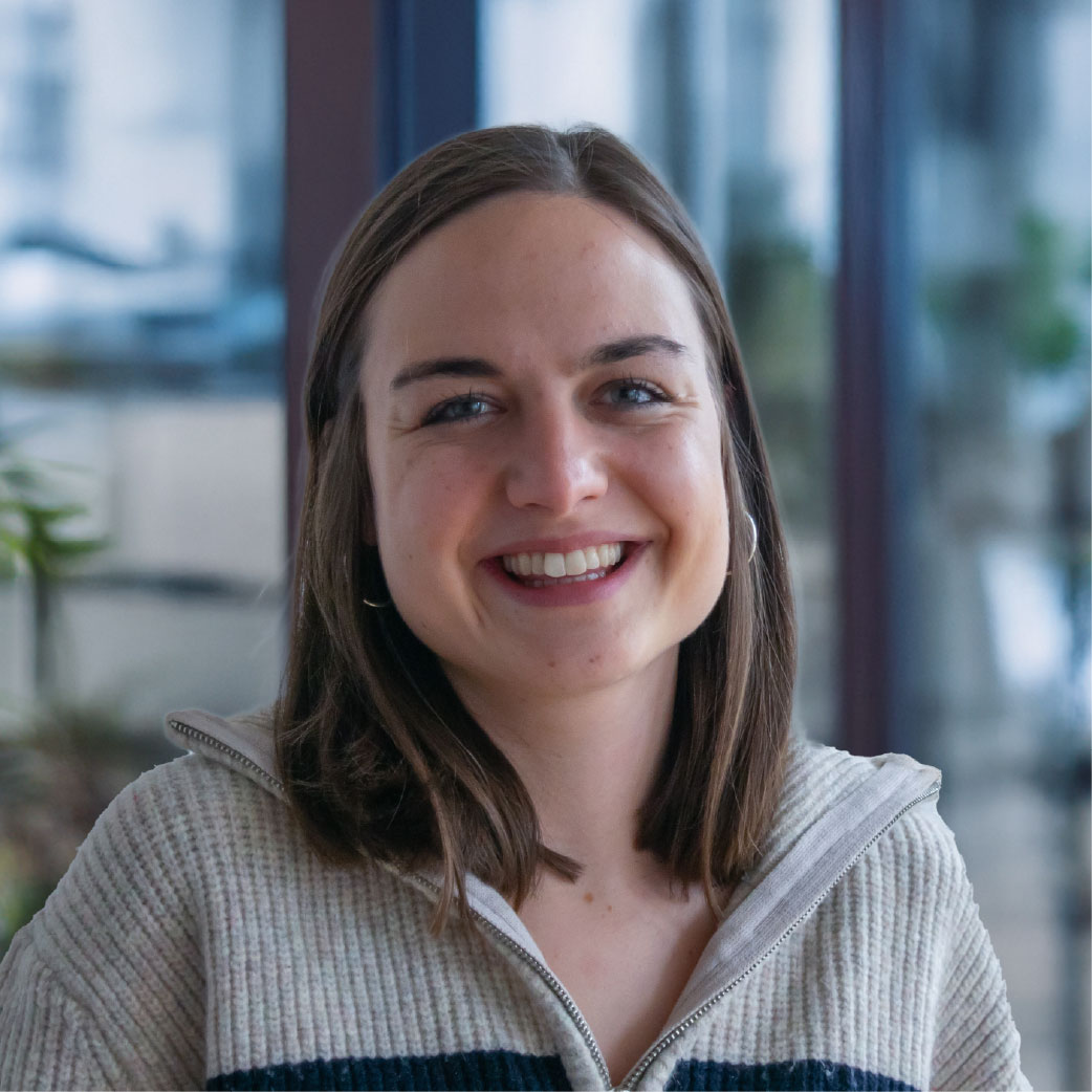 Das ist ein Bild von Sophie. Sophie ist im Leichte-Sprache-Team von SUMM.