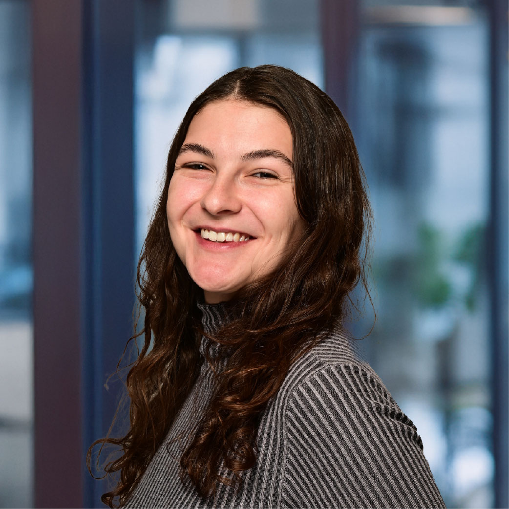 Das ist ein Bild von Sophie. Sophie ist im Leichte-Sprache-Team von SUMM.