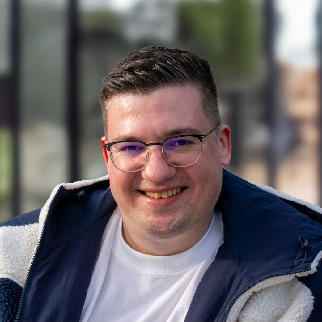 Das ist ein Bild von Enzo. Enzo ist im Sales-Team von SUMM.