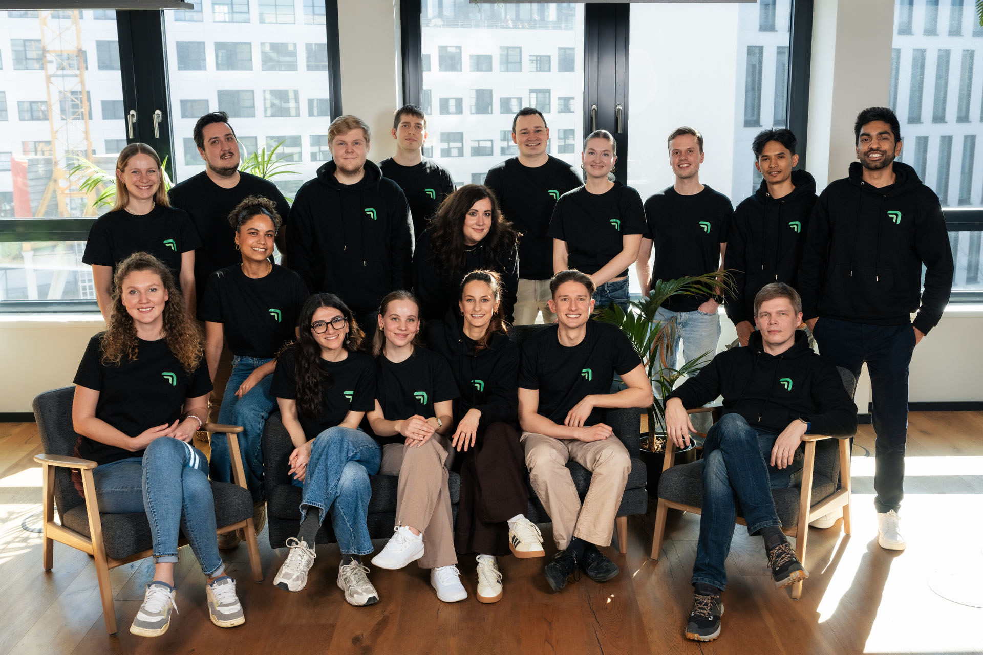 Das ist ein Bild vom Team von SUMM. Acht Personen lachen für die Kamera. Es gibt drei Männer und fünf Frauen.